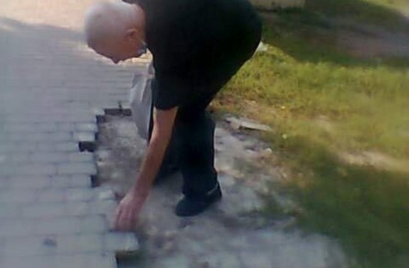 Пожилой вандал крадет тротуарную плитку - новости Днепра