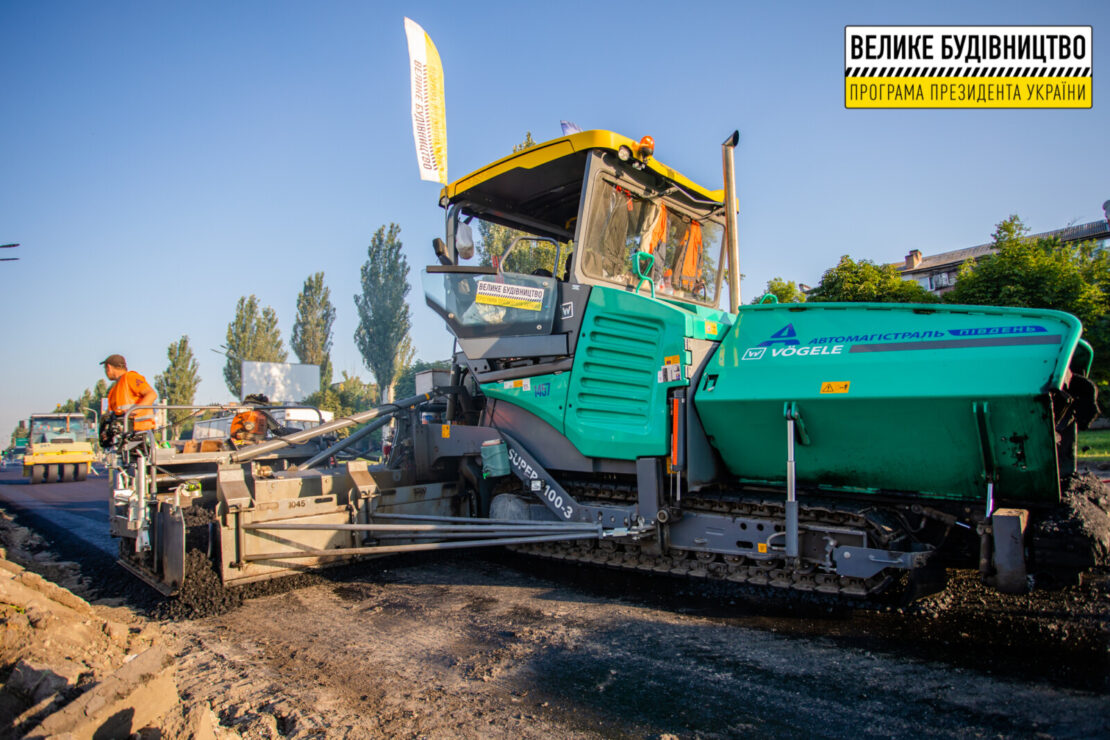 В режиме 24/7 обновляют самую длинную улицу Павлограда 