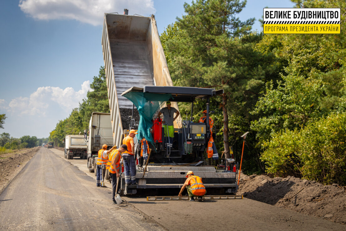 На Дніпропетровщині ремонтують ділянку дороги Кам’янське-Жемчужне