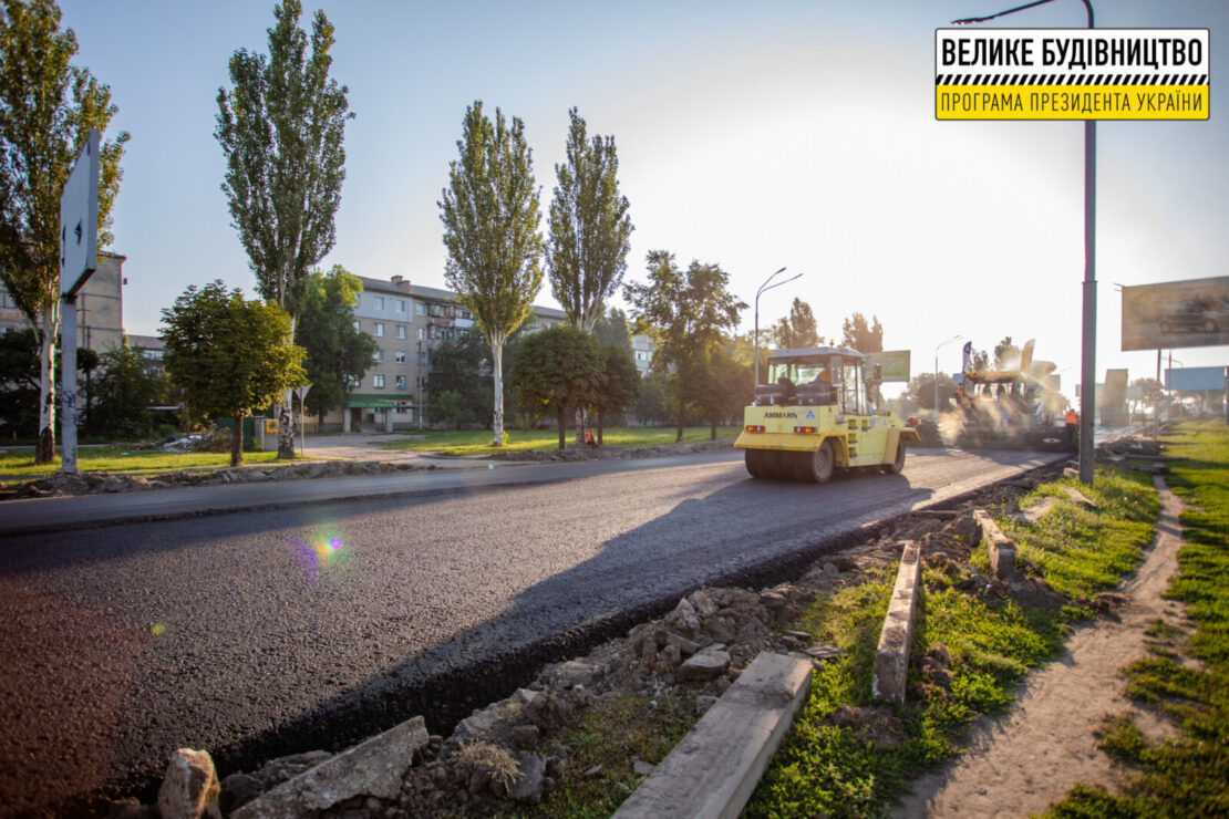 В режиме 24/7 обновляют самую длинную улицу Павлограда 