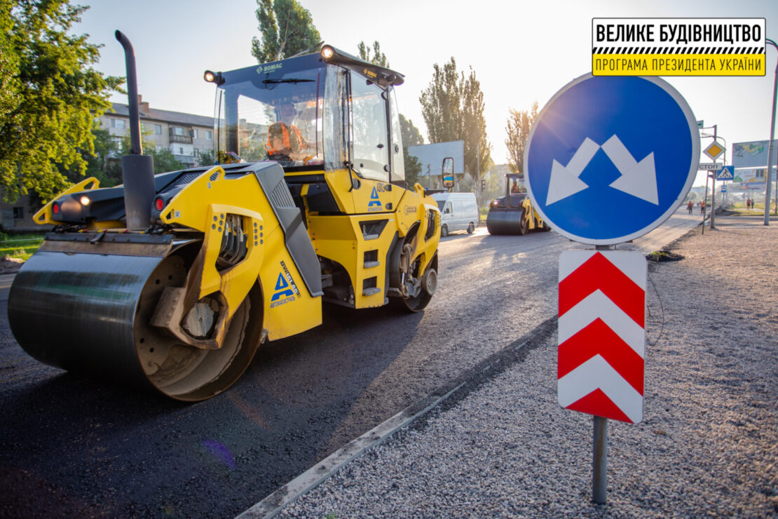 В режиме 24/7 обновляют самую длинную улицу Павлограда 