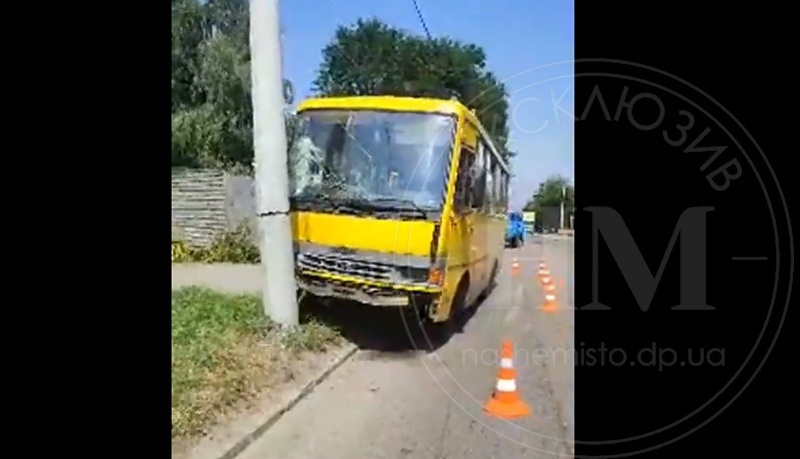 На Рабочей маршрутка врезалась в столб - новости Днепра