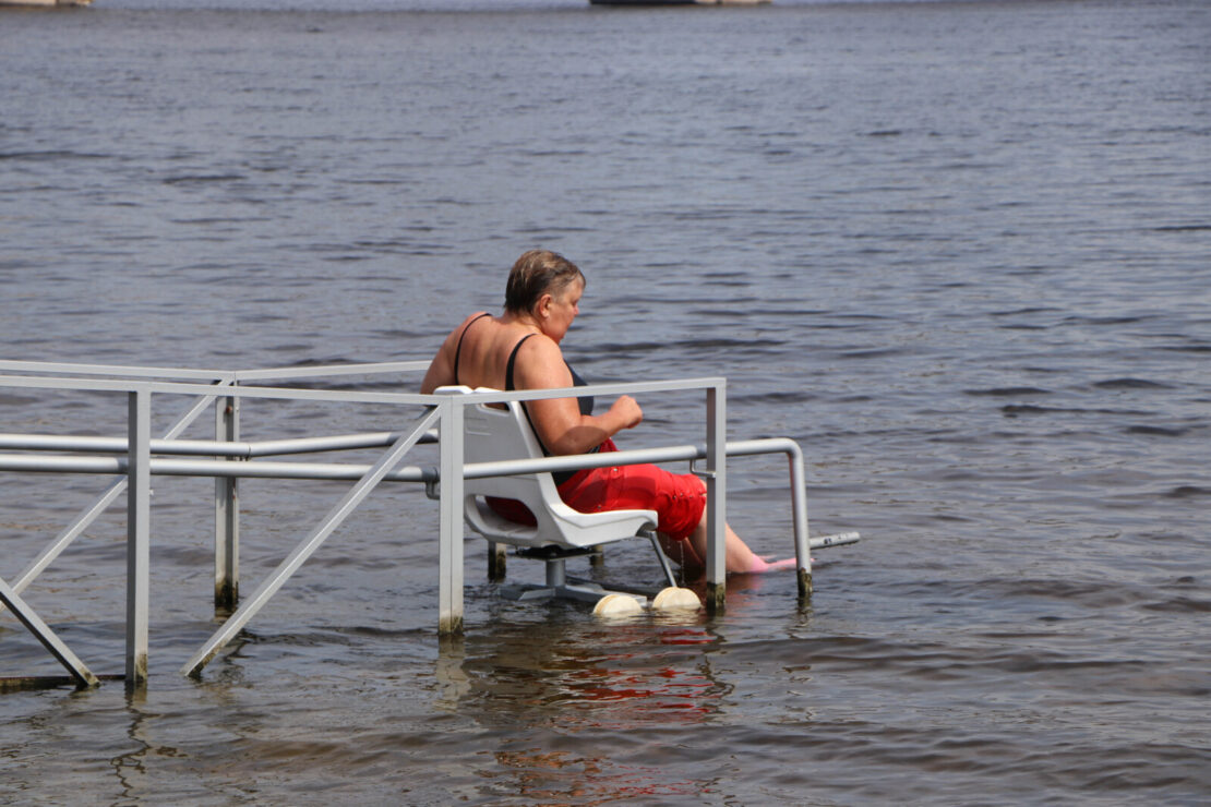 На Монастирському пляжі встановили спеціальний спуск до води для людей з інвалідністю