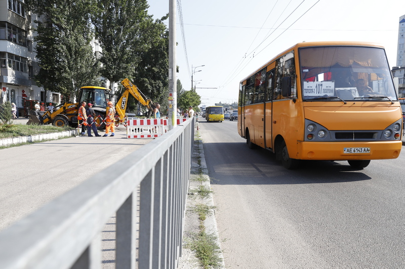 В Днепре на Слобожанском проспекте временно сузили проезжую часть, чтобы заменить трубы отопления