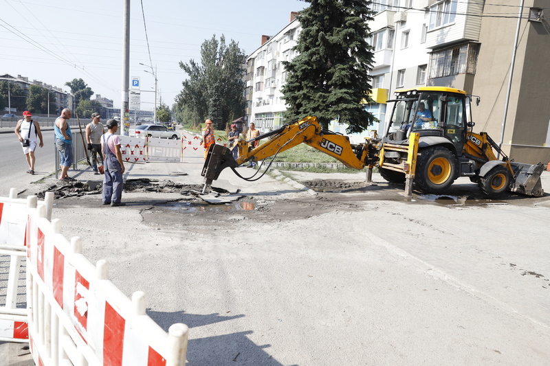 В Днепре на Слобожанском проспекте временно сузили проезжую часть, чтобы заменить трубы отопления