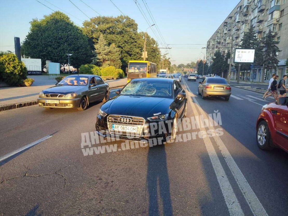 В Днепре автомобиль сбил мужчину на пешеходном переходе (фото)