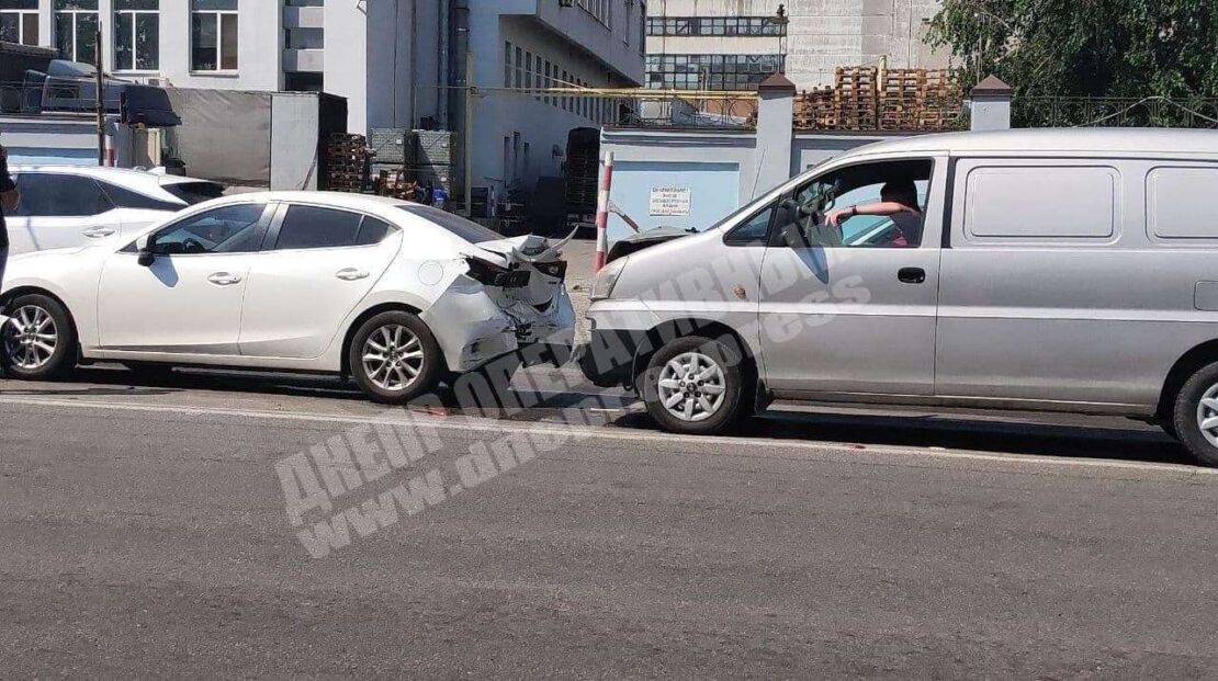 На улице Макарова в ДТП попали 4 авто - новости Днепра