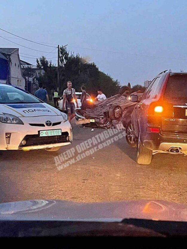 Жесткое ДТП в Днепре с «перевертышем»: столкнулись Opel и Nissan, есть пострадавшие