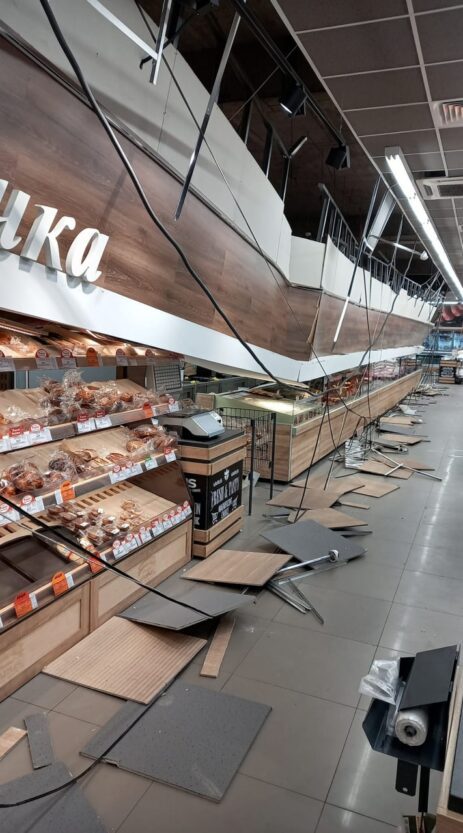 В супермаркете на посетителя рухнул потолок (Фото) - новости Днепра