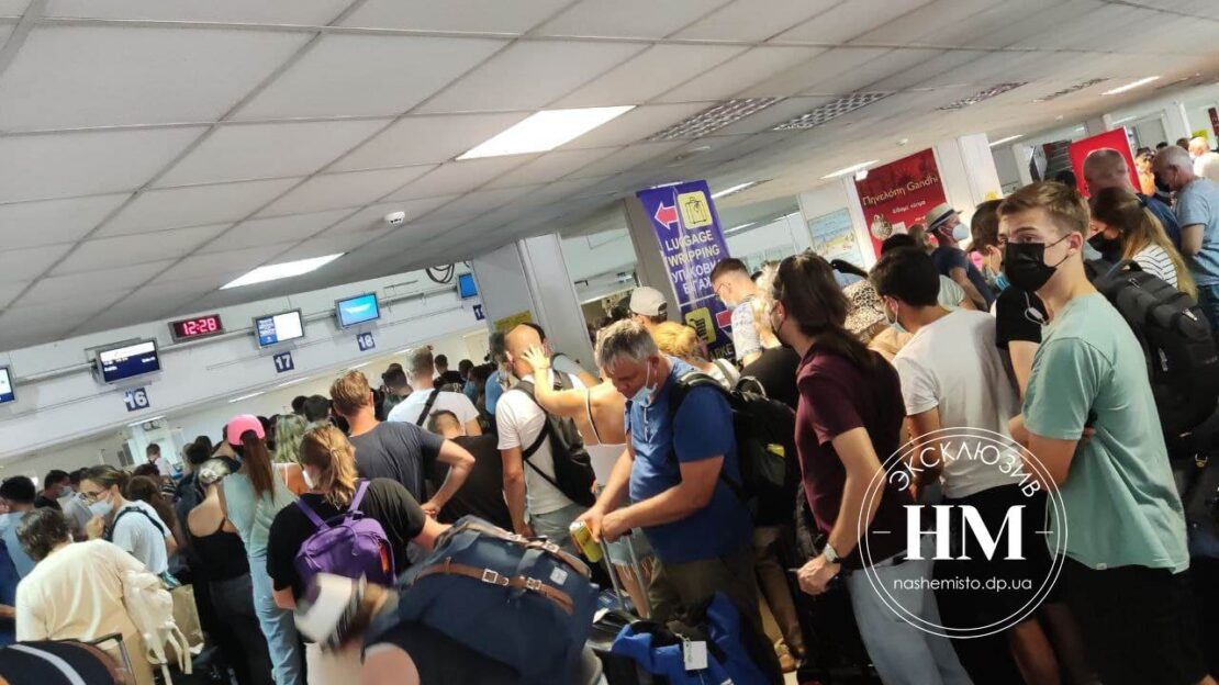 Сотни людей без воды и пищи: туристы из Днепра застряли в аэропорту Крита