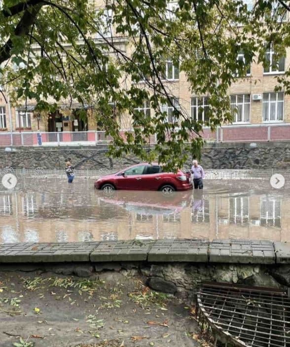 В Киеве затопило метро и повалило деревья: ждать ли непогоду в Днепре