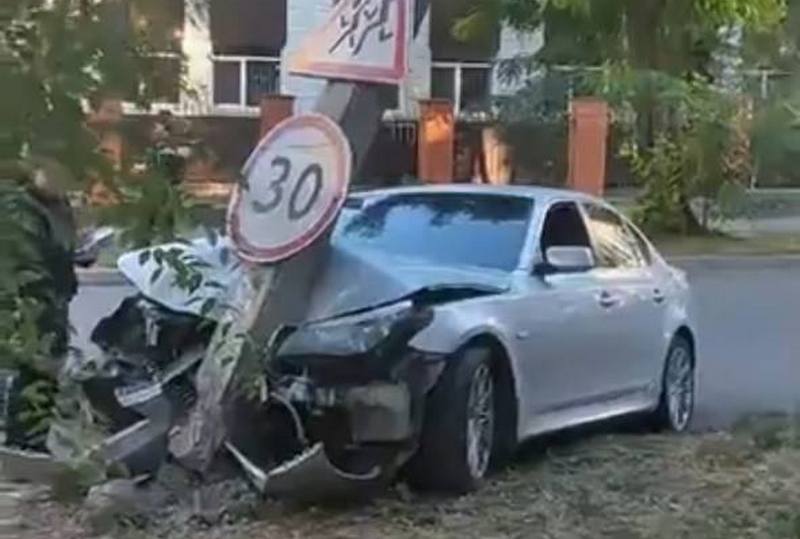 Водитель BMW на скорости влетел в столб - новости Днепра