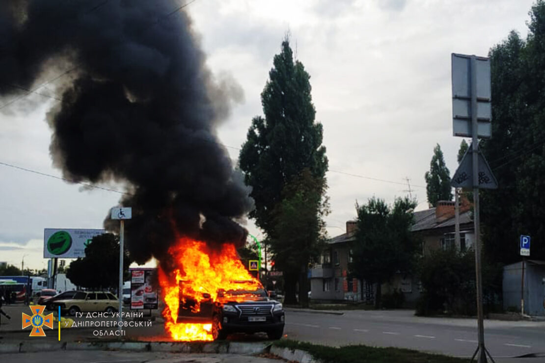 Черный дым на весь город: под Днепром во время движения загорелся Lexus (Фото)