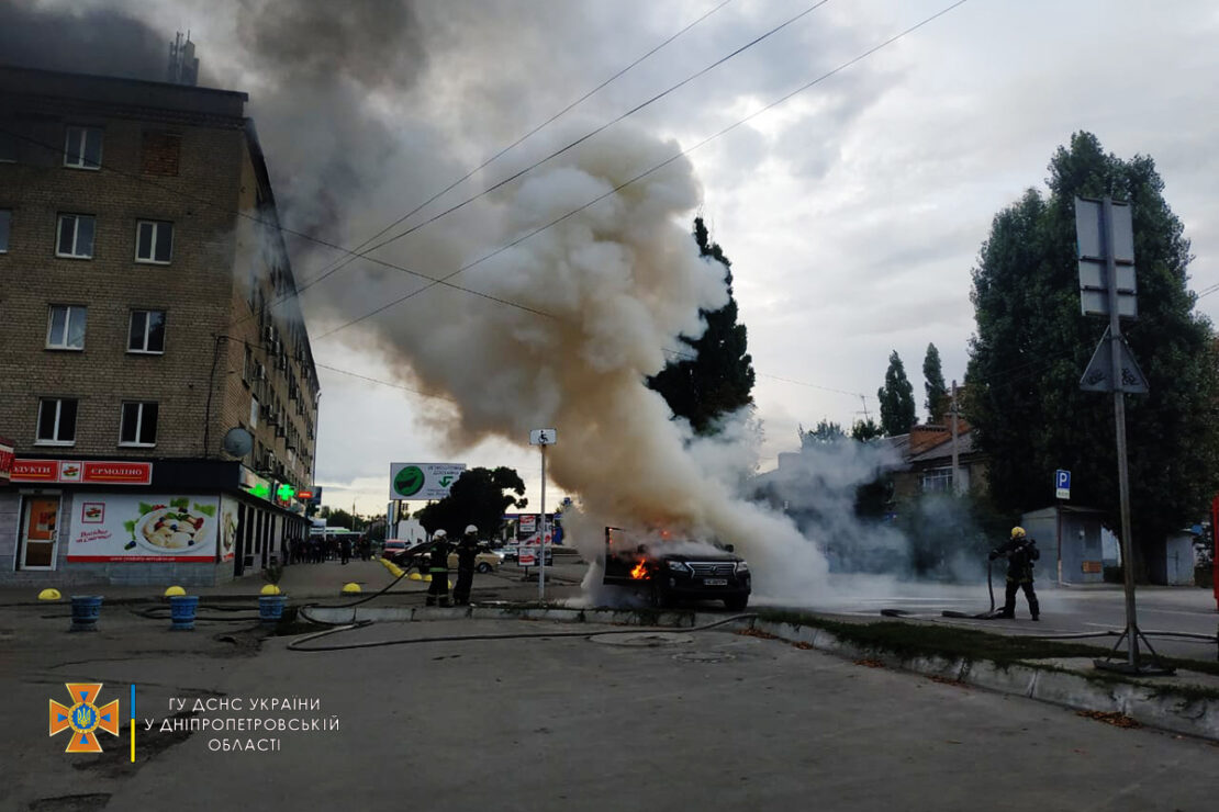 Черный дым на весь город: под Днепром во время движения загорелся Lexus (Фото)