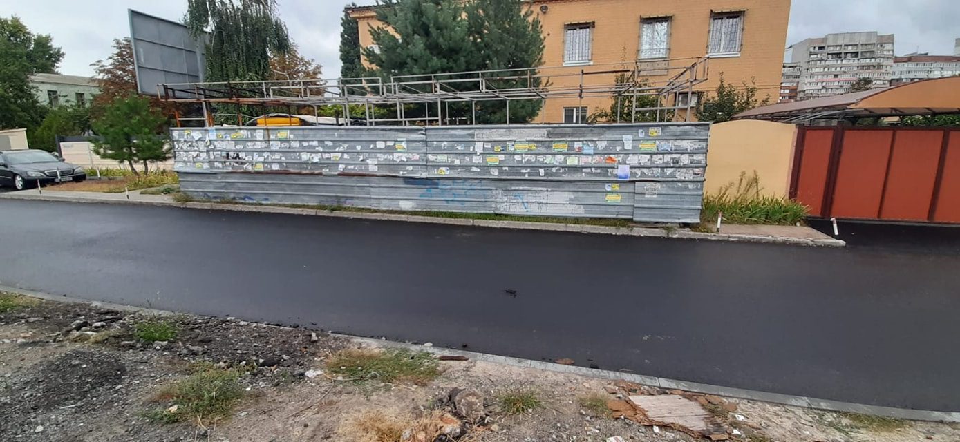 Жители "украли" тротуар для постройки ларька - новости Днепра