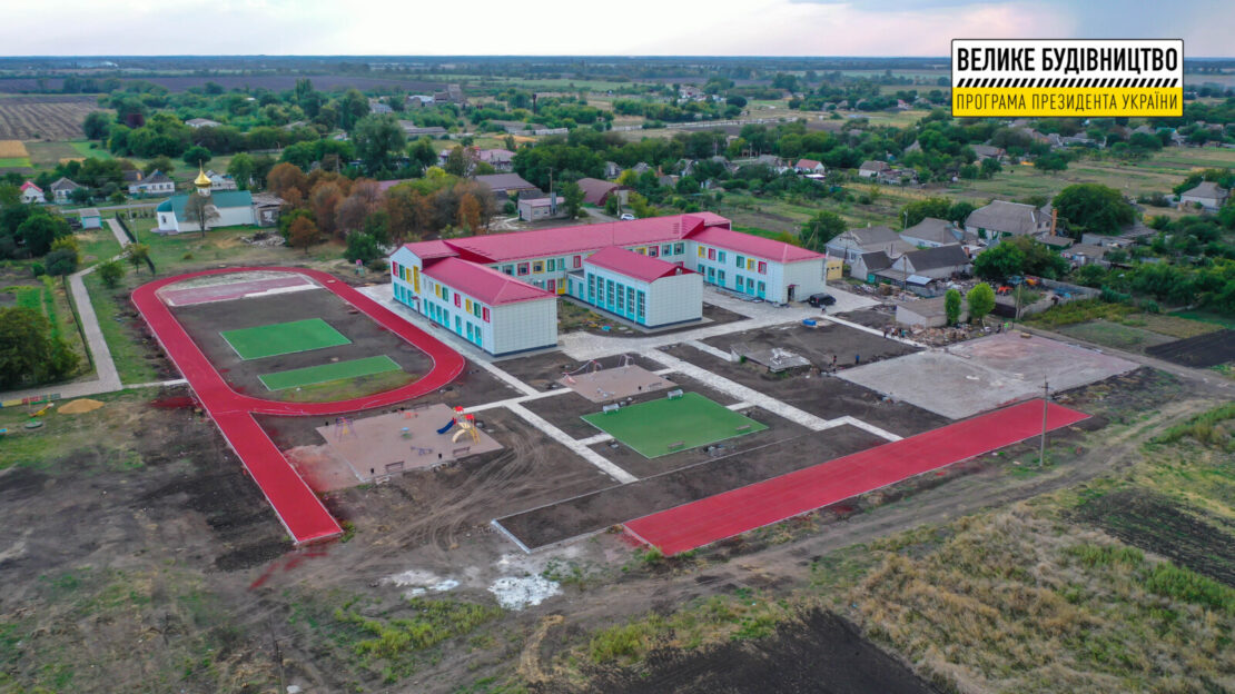 У Карпівці завершують реконструкцію шкільного стадіону