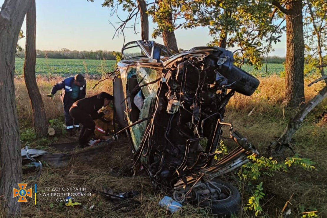 Авто превратилось в смятую банку: под Днепром «BMW» слетело с дороги и врезалось в дерево, водитель погиб