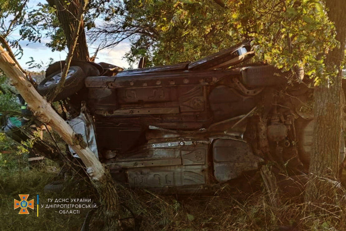 Авто превратилось в смятую банку: под Днепром «BMW» слетело с дороги и врезалось в дерево, водитель погиб