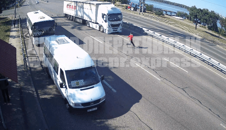 В Днепре на Набережной Заводской водитель грузовика водитель сбил пьяного мужчину (видео момента)