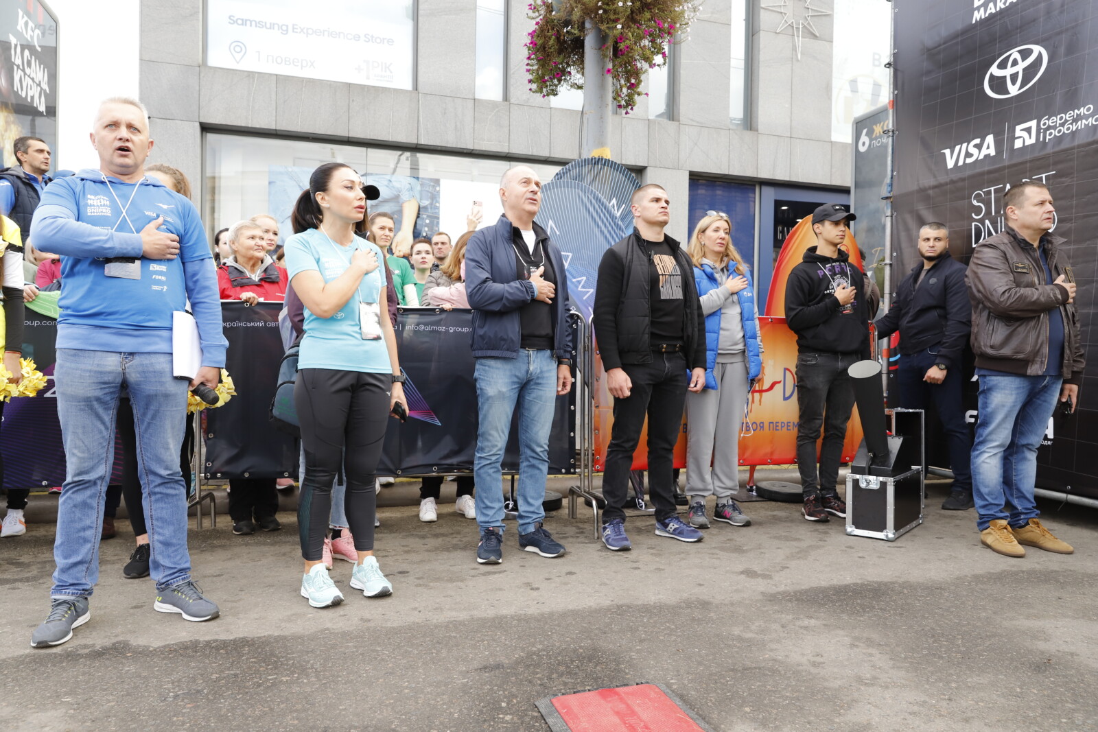 «Берегите здоровье! Легких ног!»: Борис Филатов дал старт участникам 5-го «Almaz Group Dnipro Marathon»