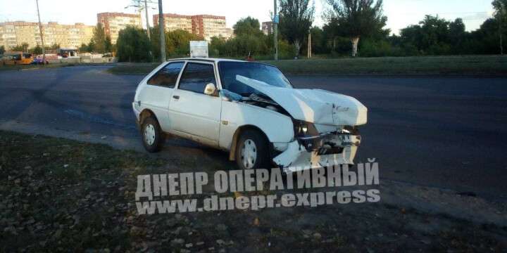 Жесткое ДТП в Днепре: на Донецком шоссе столкнулись ВАЗ и «Таврия», есть пострадавшие (фото)