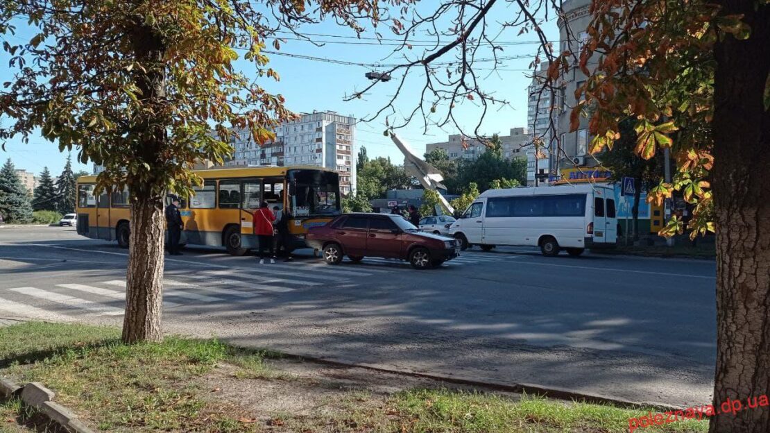 Заслепило солнце: автобус "Новомосковск - Днепр" врезался в легковушку (Фото)