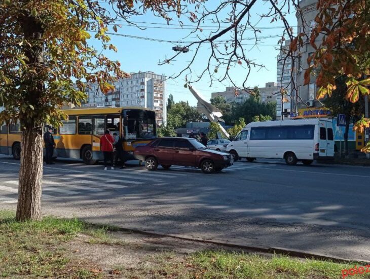 Заслепило солнце: автобус "Новомосковск - Днепр" врезался в легковушку (Фото)
