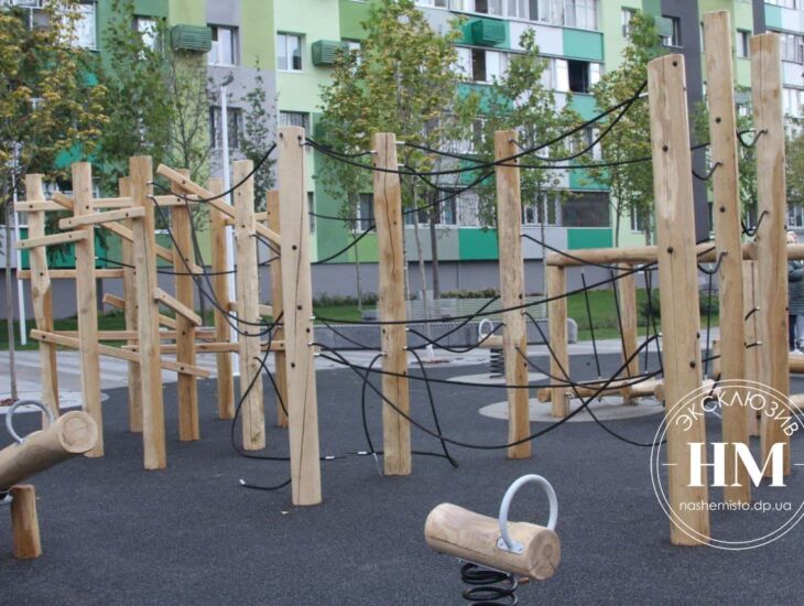 Оборванные цепи и сломанные качели: вандалы продолжают уродовать сквер на Слобожанском проспекте (Фото)
