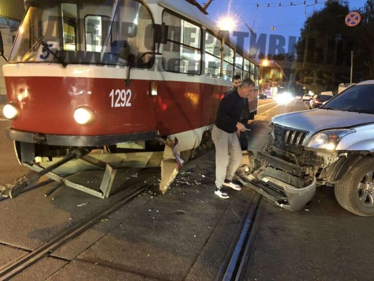 Возле Нагорного рынка джип врезался в трамвай (Фото, видео) - новости Днепра