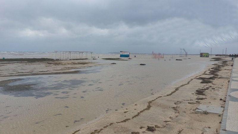 Азовское море поглотило городской пляж в Геническе (Фото, видео) - новости Днепра