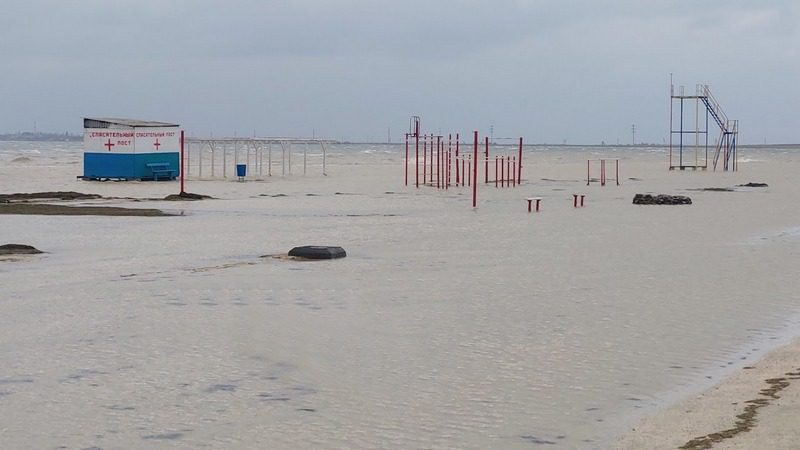 Азовское море поглотило городской пляж в Геническе (Фото, видео) - новости Днепра