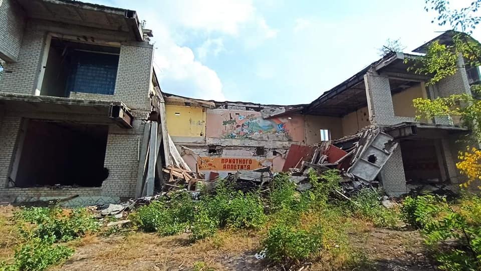 Горы мусора и рухнувшие домики: как выглядит заброшенный пионерлагерь им. Вити Коробкова (фото)