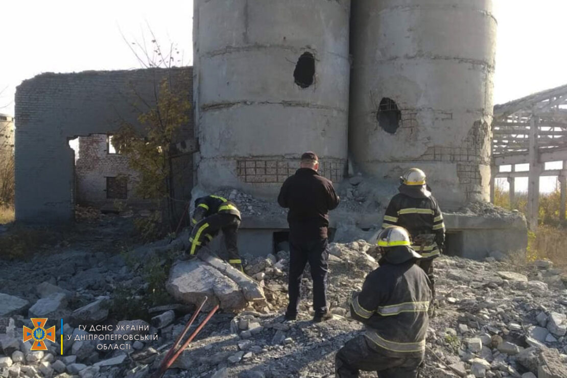 Под Днепром из-под бетонных завалов достали тело мужчины (фото)