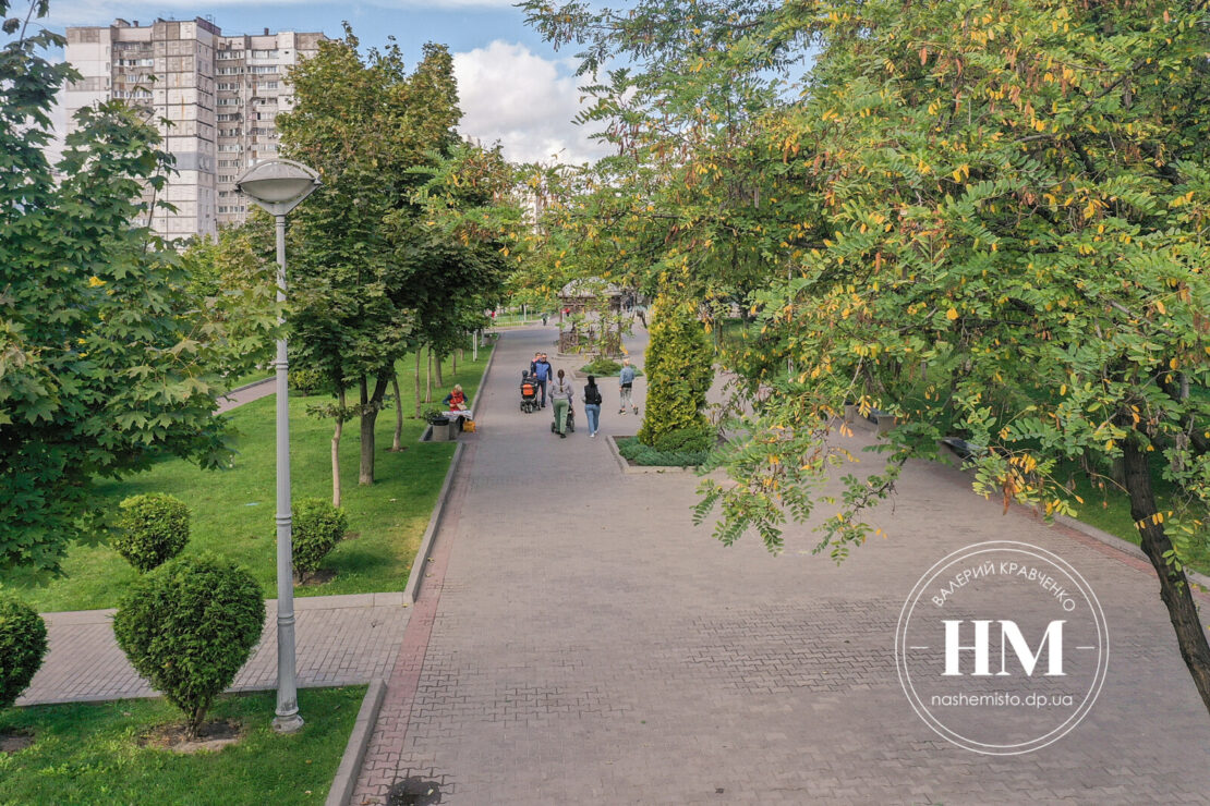 16-этажные белые «небоскребы» и зеленая аллея на пр. Мира: ж/м Левобрежный-3 с высоты (Фото)