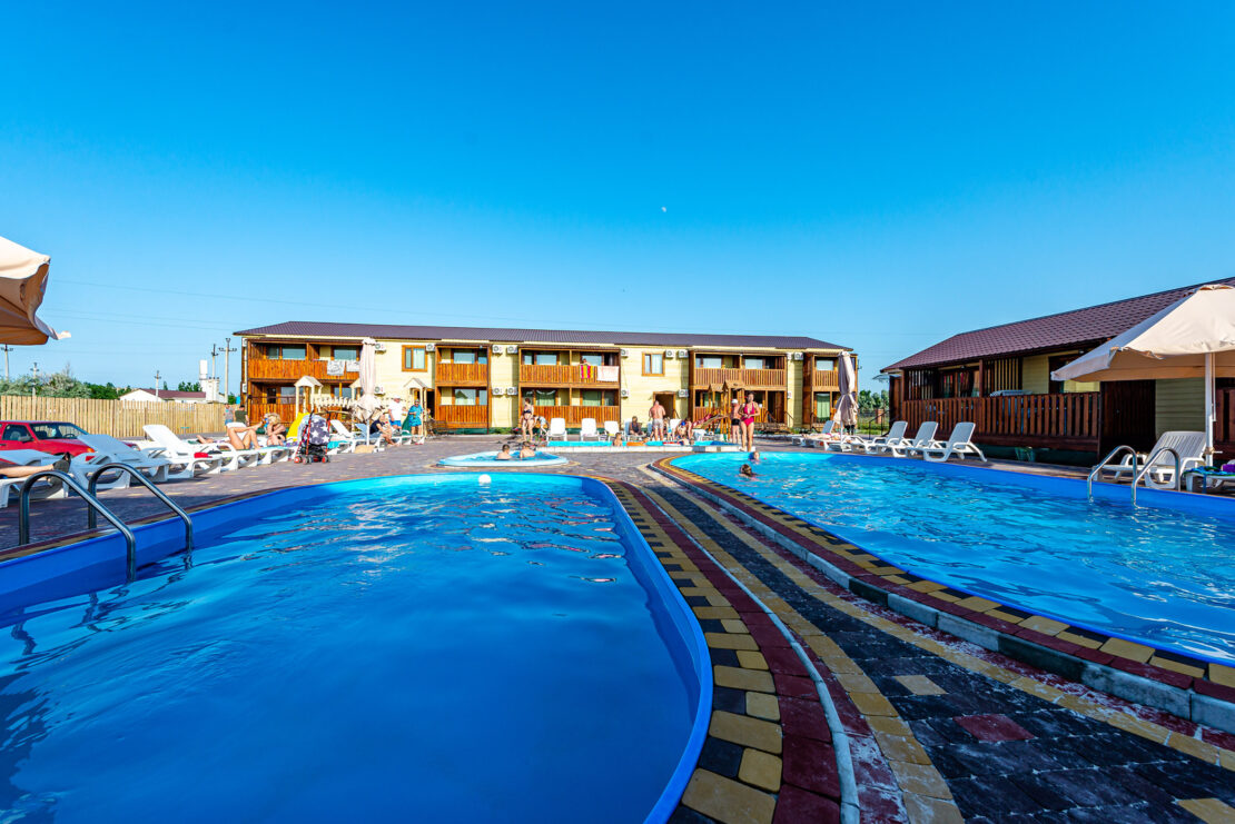 Где в Кирилловке отдохнуть с бассейном: ТОП-11 отелей и баз отдыха на 2022 год