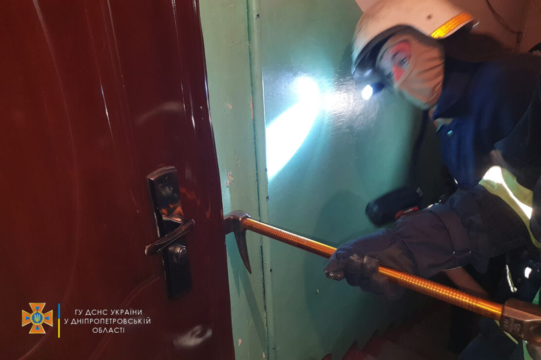 Под Днепром спасатели вскрыли дверь квартиры, в которой находилась больная пенсионерка