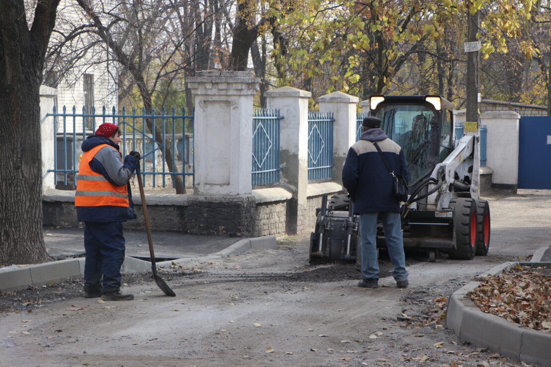 Внутриквартальные дороги в районе пр. Ивана Мазепы продолжают ремонтировать