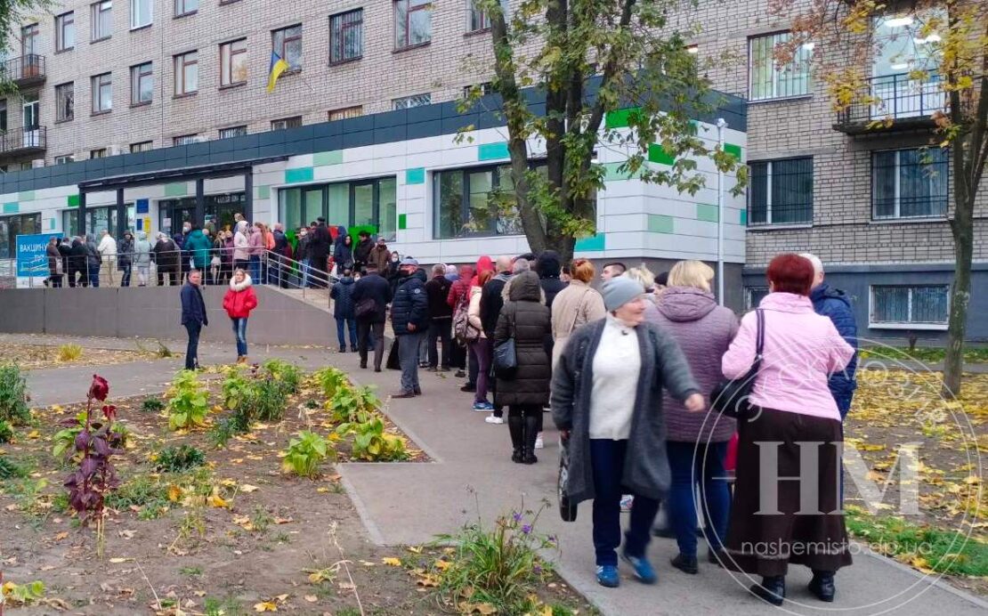 Вакцинальный бум, люди занимают очередь - новости Днепра