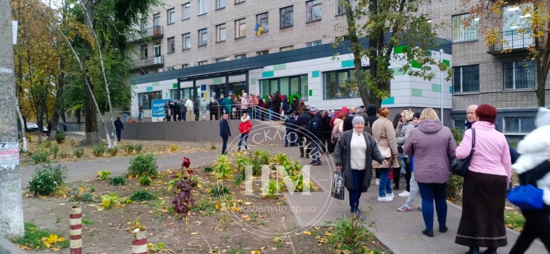 Вакцинальный бум, люди занимают очередь - новости Днепра