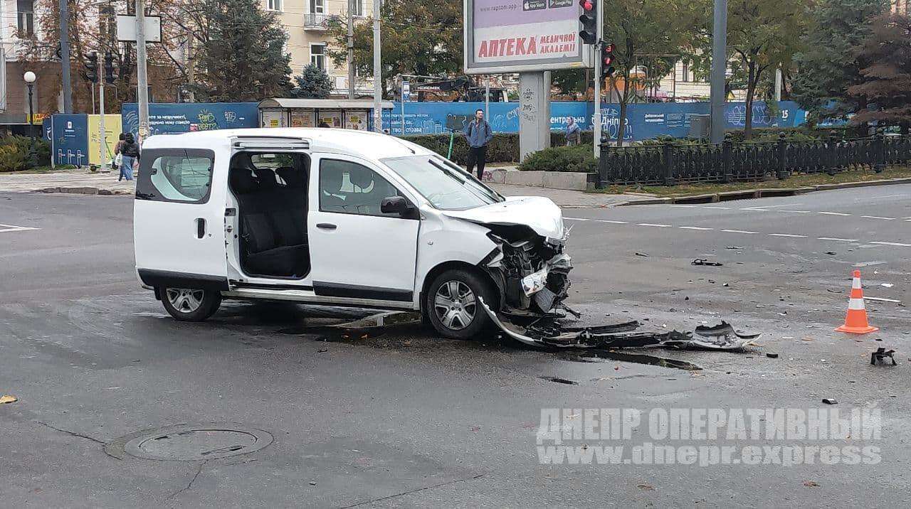 Хотел проскочить на «желтый»: в центре Днепра произошло жесткое ДТП (видео момента)