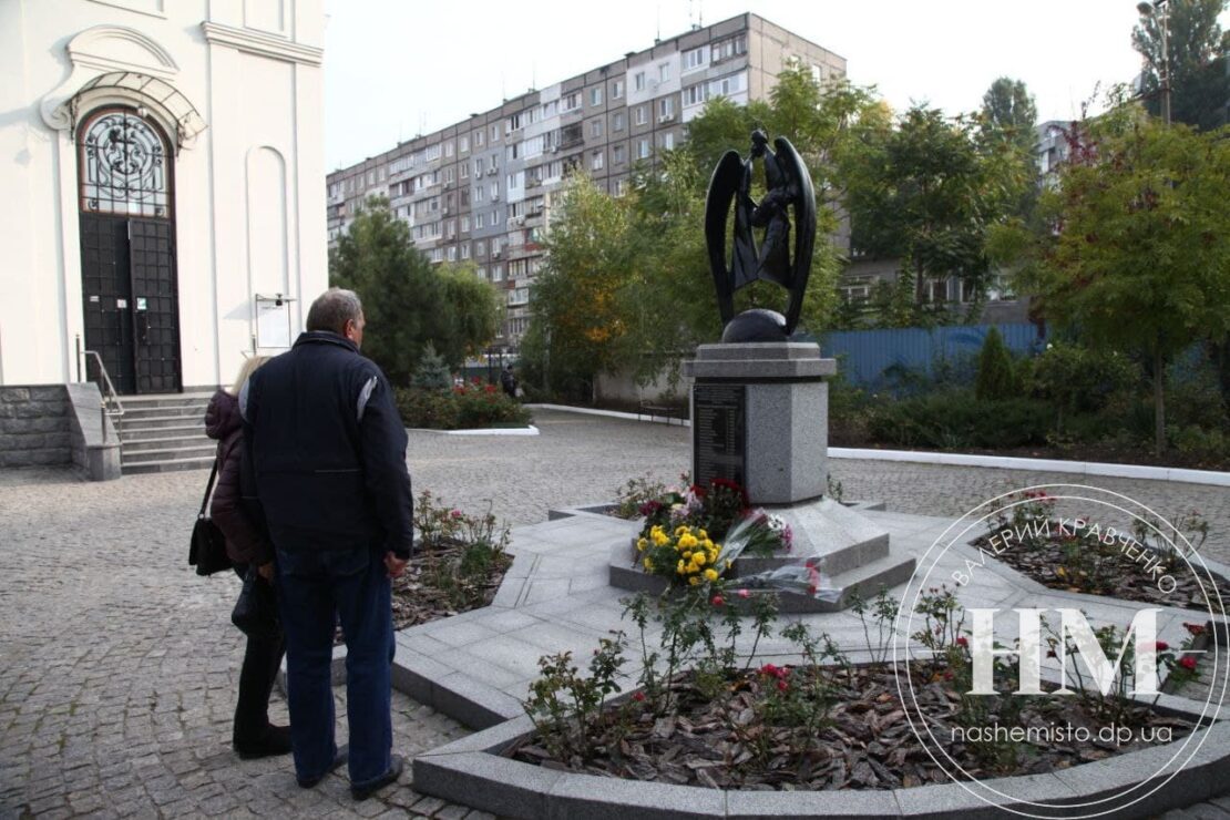 В Днепре почтили память погибших во время взрыва на Мандрыковской