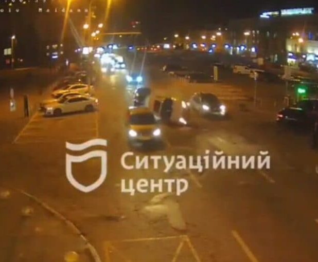 Жесткое ДТП в центре Днепра: авто опрокинулось вверх дном (видео момента)