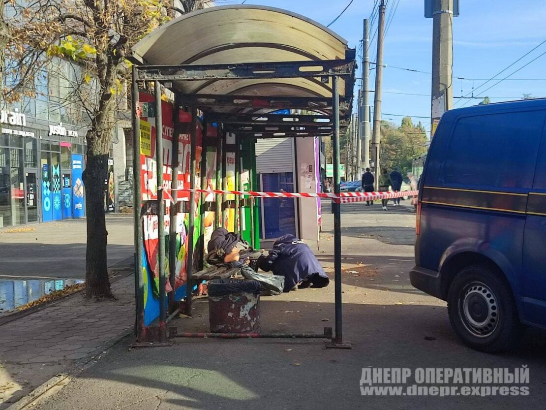 Везде кровавые следы: в Днепре на остановке нашли труп мужчины (Фото)