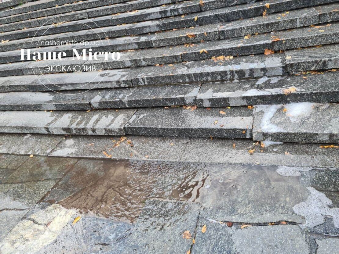 Образовался мини-водопад: в Днепре в парке Глобы лестницу заливает водой (фото)