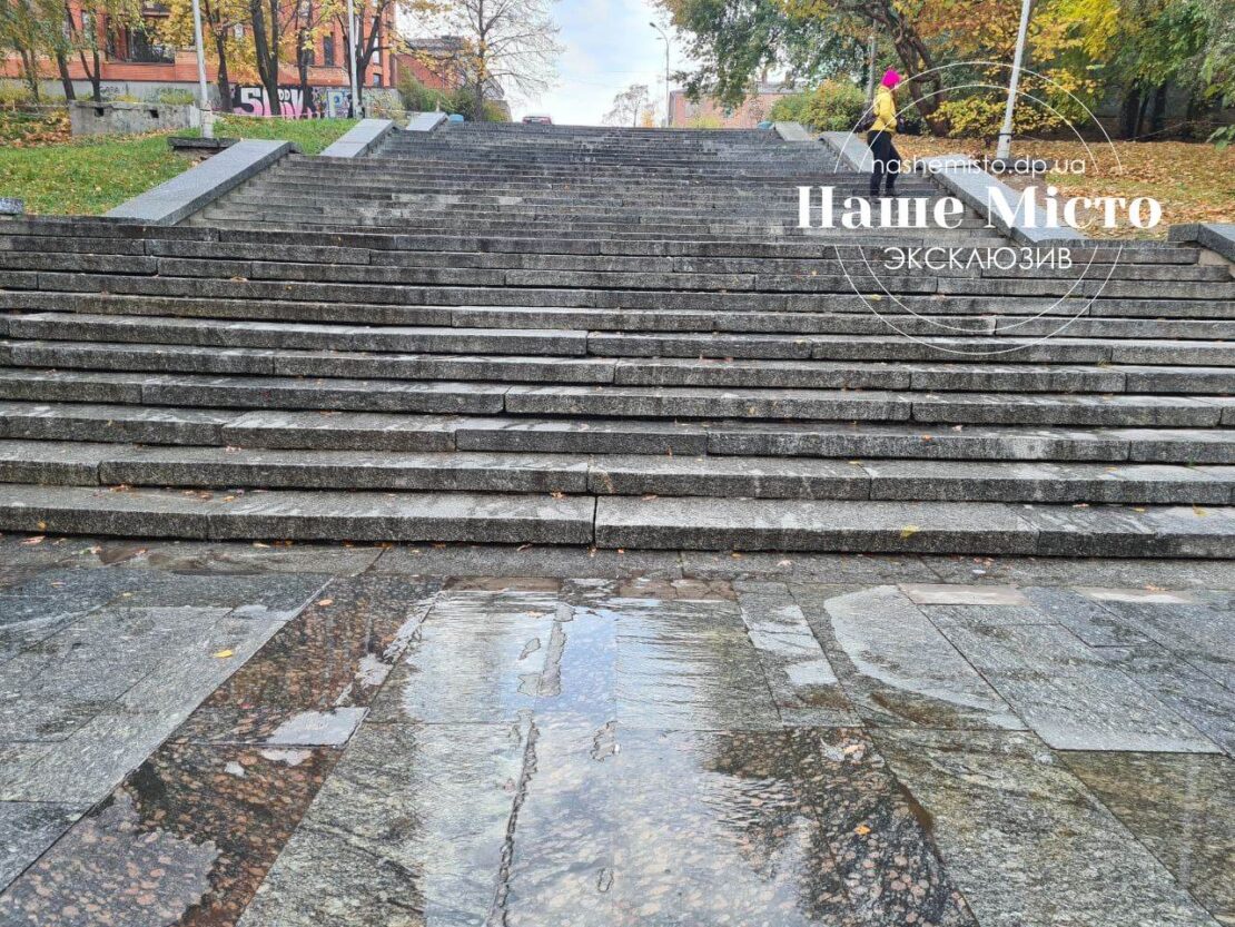 В Днепре в парке Глобы центральную лестницу заливает водой (фото)