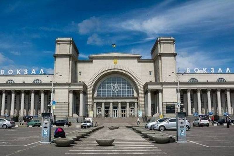 Д вокзал. Центральный вокзал Днепропетровск. ЖД вокзал Днепропетровск. Днепропетровск Железнодорожный вокзал Душкин. Центральный ЖД вокзал Днепропетровск.