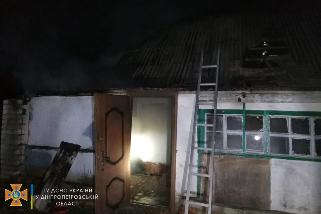 Тушили 11 человек: под Днепром произошел жутки пожар во дворе частного дома