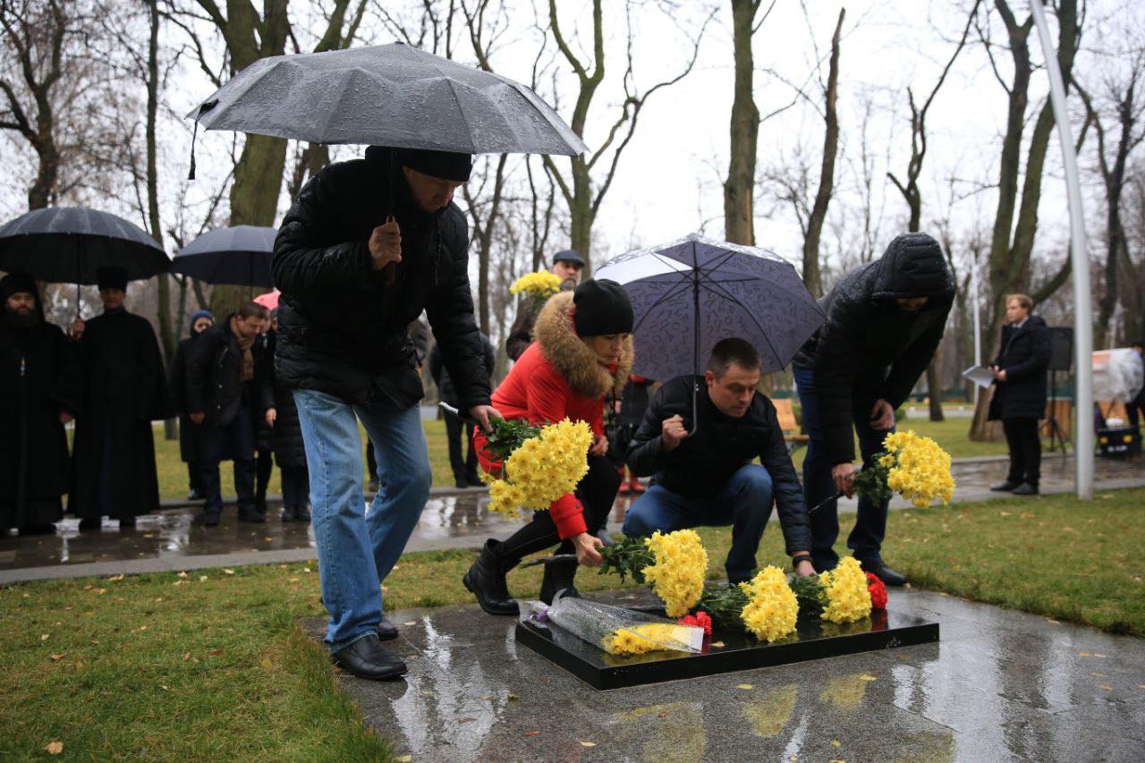 День па'мяті жертв голодоморів: поклали квіти до пам’ятного хреста - новости Днепра