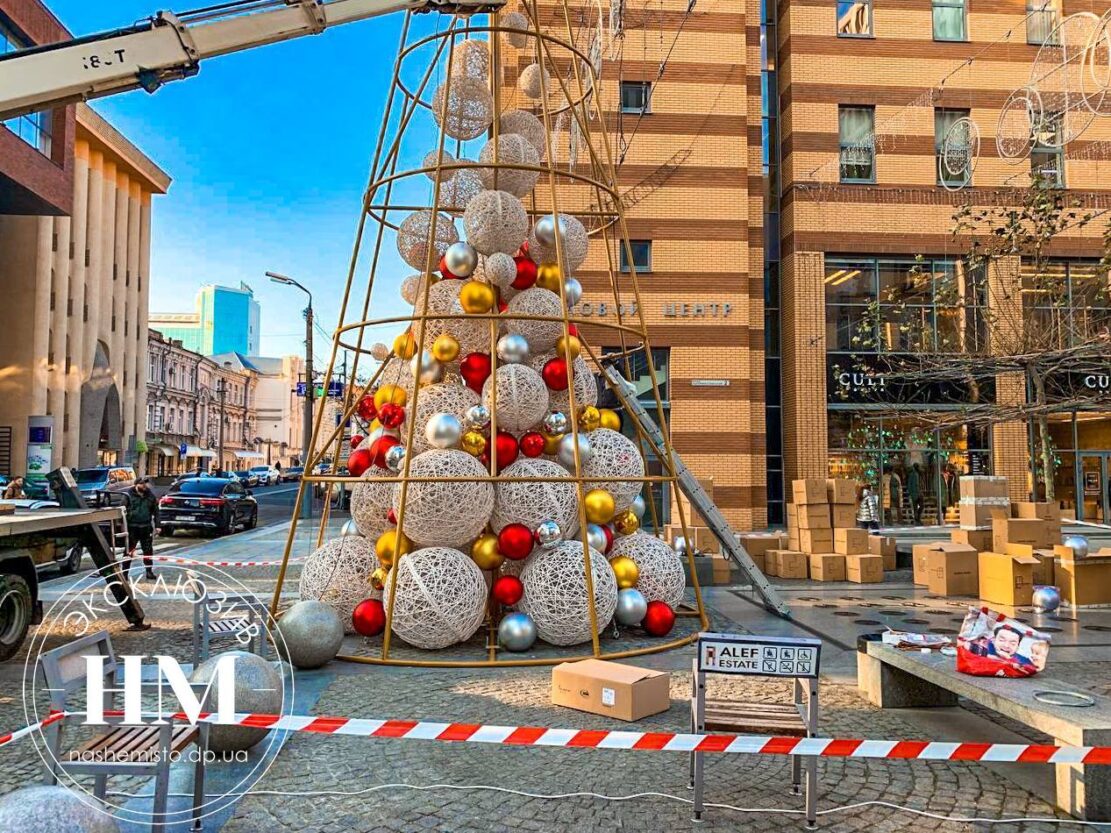 На Екатеринославском бульваре устанавливают елку - новости Днепра