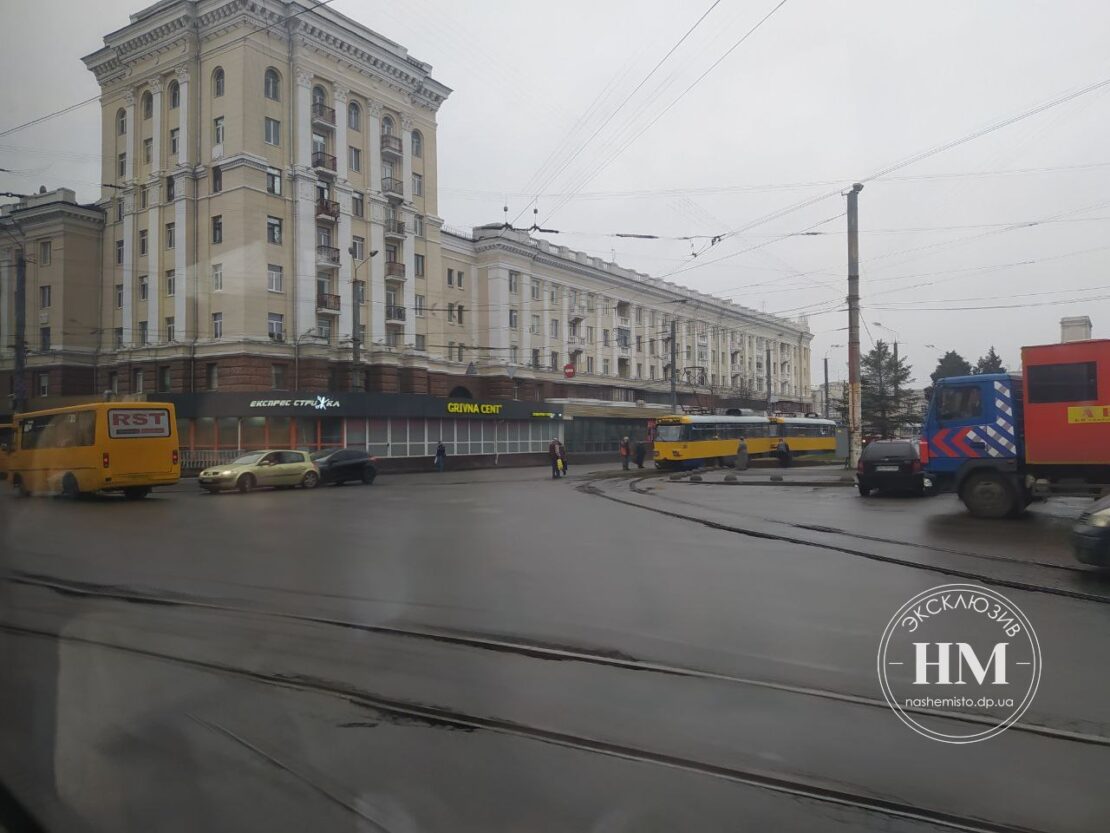 ДТП на Привокзальной площади, трамваи в пробке - новости Днепра